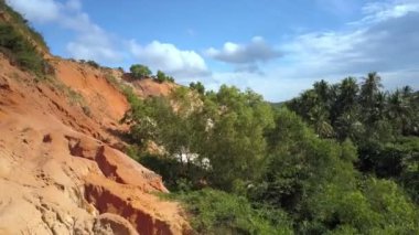 Kırmızı kil ve mavi gökyüzü bulutlu yeşil ormanlarda renklendirilmiş harika panoramik görüntüsü eski kireç taşı