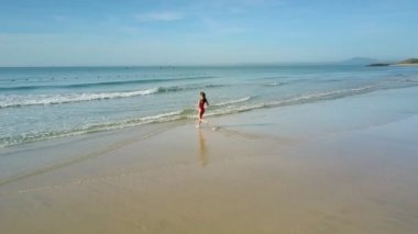 arka görünümü ince kız denize uzak manzarası ve güzel deniz manzarası karşı saç sallayarak çalışır