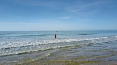 Tek Bayan siluet su dalgalar deniz gökyüzü ufukta okyanus ile birleştirilmesi karşı girmeden görünümünde fantastik