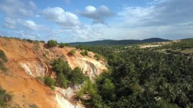 Kırmızı kil ve yeşil Orman Bankası ile renkli peri akışı turuncu kireçtaşı kayalıklarla resimsel hava panorama