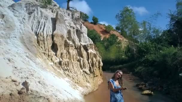 Vista Aérea Joven Mujer Alegre Hace Selfie Arroyo Estrecho Contra — Vídeos de Stock