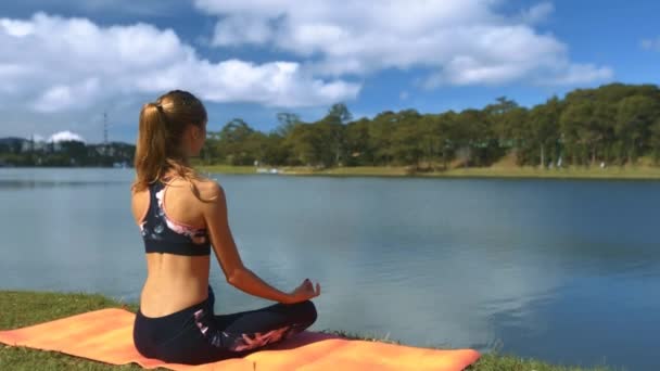 Nahaufnahme Rückseite Schlanke Mädchen Sitzt Yoga Pose Und Beobachtet Blauen — Stockvideo