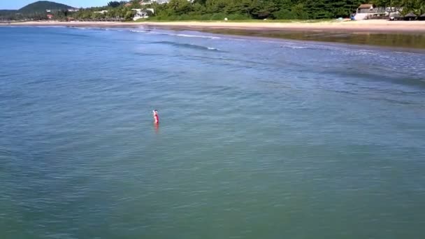 Mujer Panorámica Traje Baño Rojo Olas Para Drone Nada Océano — Vídeo de stock