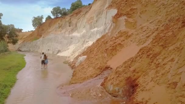 Aerea Vista Posteriore Ragazzo Ragazza Piedi Fata Flusso Rosso Acqua — Video Stock