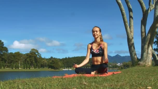 Naakt yoga model