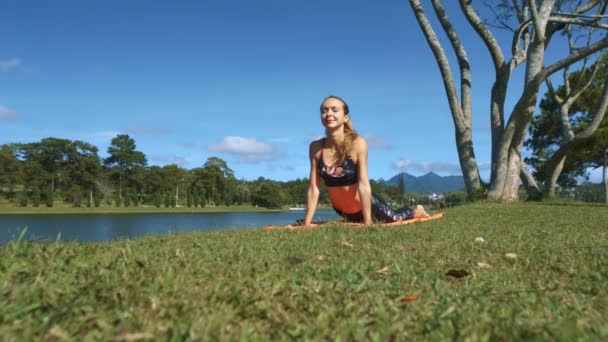 Fille Blonde Haut Noir Fait Yoga Sur Rive Lac Herbe — Video