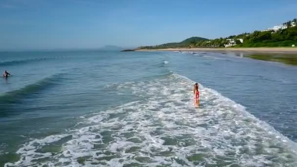Junge Schlanke Langhaarige Mädchen Roten Badeanzug Geht Aus Dem Ozeanwasser — Stockvideo