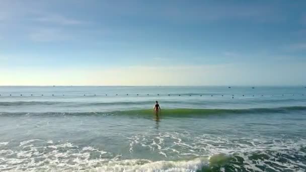 Mulher Vista Horizontal Biquíni Caminha Através Mar Raso Nada Contra — Vídeo de Stock