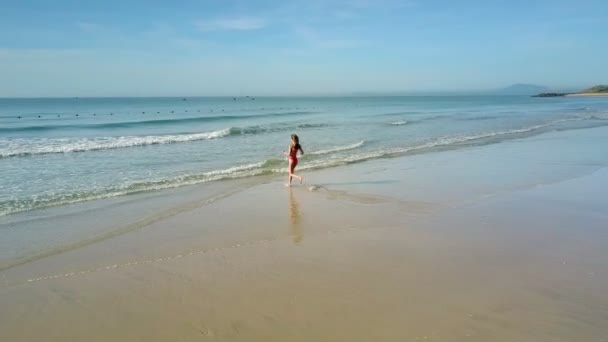 Vista Traseira Menina Magro Corre Para Mar Acenando Cabelo Contra — Vídeo de Stock