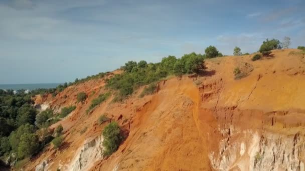 Geologiska Canyon Kullar Täckta Med Röd Sand Stiger Över Grunt — Stockvideo