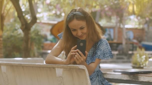 Nézetbezáró Szőke Lány Laza Omló Hajával Póznák Fénykép Ból Smartphone — Stock videók