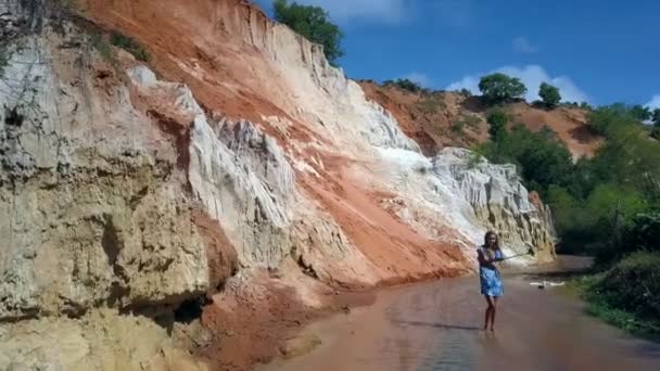 Bella Ragazza Magra Blu Trova Piedi Nudi Canyon Acque Poco — Video Stock