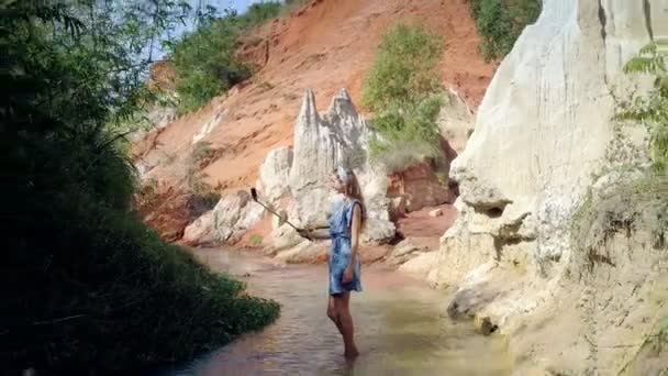 Güzel Kız Ünlü Peri Akıntıya Karşı Beyaz Keskin Kayalar Selfie — Stok video