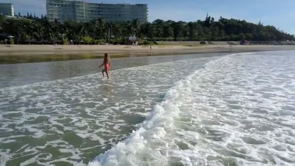 Дивовижний Вид Океанську Хвилю Слідує Дівчиною Червоному Купальнику Йде Піщаний — стокове відео