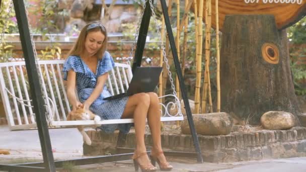 Agradable Rubia Pelo Largo Chica Azul Vestido Sienta Los Columpios — Vídeos de Stock