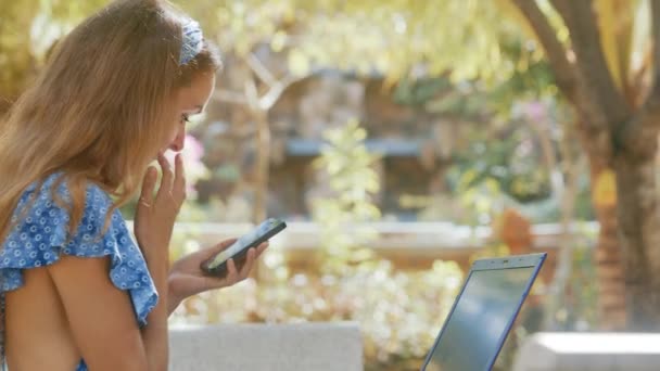 Seitenansicht Niedliche Langhaarige Mädchen Blauem Gehrock Sms Nachricht Auf Dem — Stockvideo