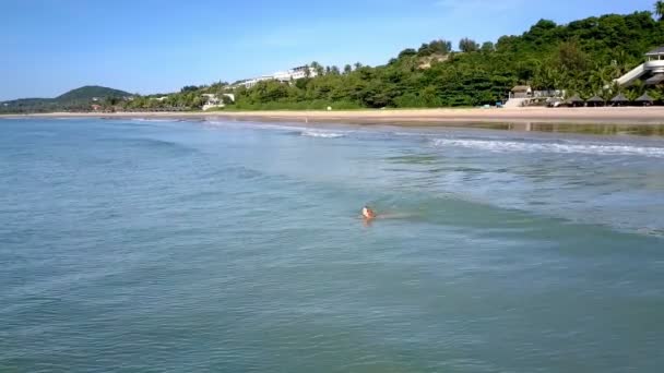 Bildmässigt Antenn Panorama Tjej Simmar Lugna Azurblå Havet Vågor Mot — Stockvideo