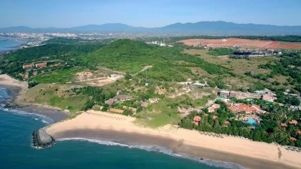 Pousadas Vip Vista Aérea Localizada Perto Costa Contra Paisagem Pictórica — Vídeo de Stock