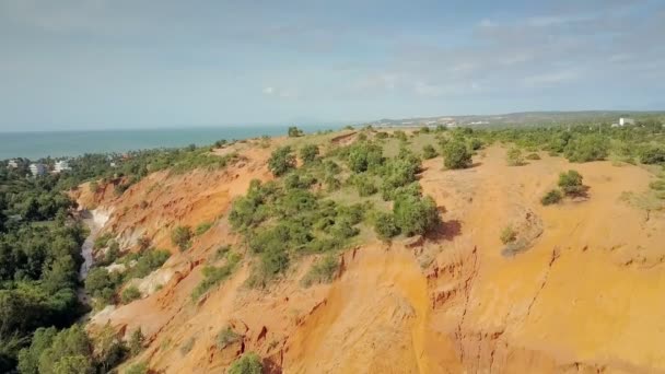 Famoso Desfiladeiro Fairy Stream Colinas Areia Vermelha Cobertas Com Plantas — Vídeo de Stock