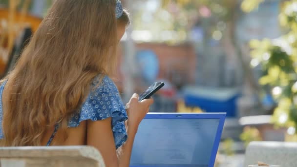 Hátsó Nézet Szőke Hosszú Hajú Lány Kék Ruha Néz Smartphone — Stock videók