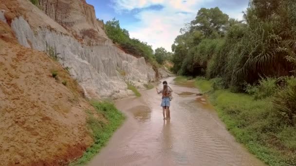 Vista Superiore Giovane Bella Coppia Trova Acqua Flusso Argilloso Tra — Video Stock