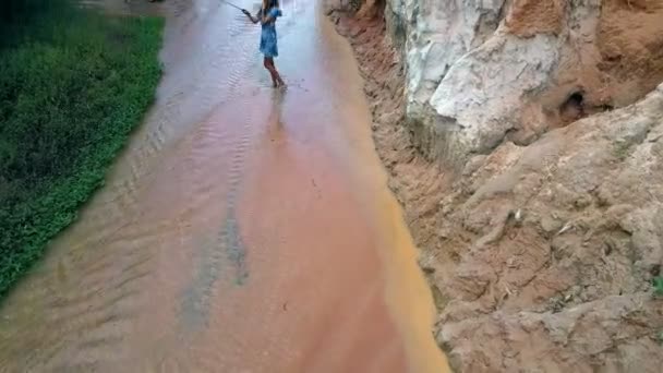 Obersicht Nettes Blondes Mädchen Macht Selfie Zwischen Lehmigem Fluss Altem — Stockvideo