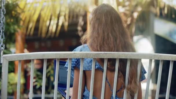 Вид Сзади Молодая Длинноволосая Женщина Качается Красивом Парке Высокими Пальмами — стоковое видео