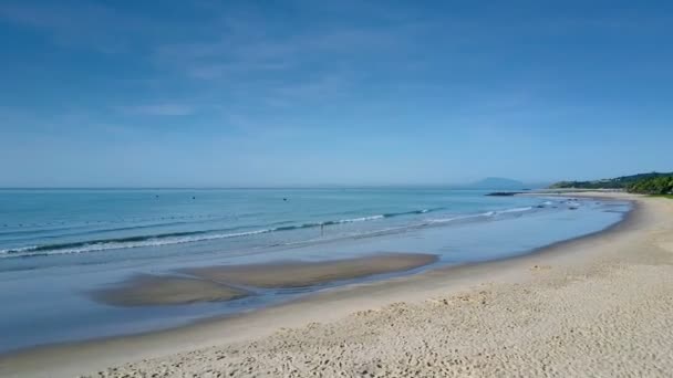 Obere Ansicht Sand Nassen Strand Und Schlanke Frau Geht Grenzenlos — Stockvideo