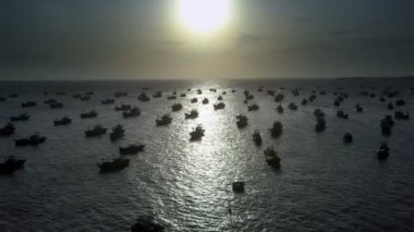 şaşırtıcı panorama tekne siluetleri Okyanusu koyu parlak güneşin geri ışık ve yansıma deniz yüzeyi ayarlama altında Balık tutma
