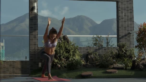 Närbild Kvinna Med Fin Siffra Håller Yogaställning Karemat Bland Vackra — Stockvideo