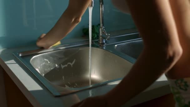 特写整洁的女孩做家务洗涤肥皂水槽使用海绵在厨房与蓝色墙壁 — 图库视频影像
