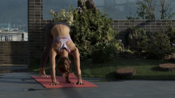 Acercamiento Atlética Chica Sostiene Yoga Pose Schwanasana Pie Karemat Rojo — Vídeos de Stock