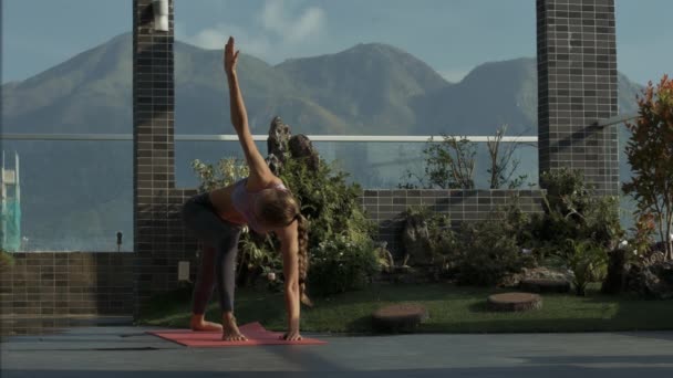 Primo Piano Ragazza Cambia Esercizi Yoga Sulla Terrazza Riposo Decorato — Video Stock