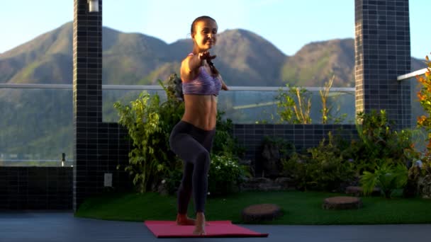Nahaufnahme Athletische Frau Hält Yoga Position Virabhadrasana Auf Schöner Terrasse — Stockvideo