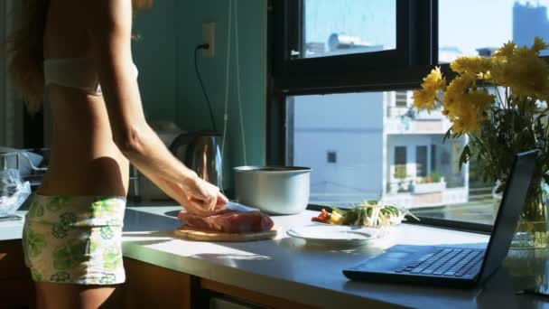 Vista Lateral Jovem Dona Casa Magra Corta Carne Vermelha Fresca — Vídeo de Stock