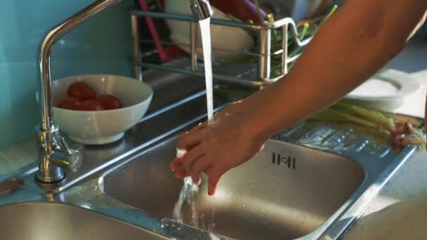 Närbild Hemmafru Tvättar Röda Tomater Tryck Att Göra Sallad Och — Stockvideo