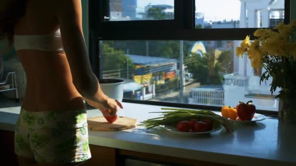 Vista Trasera Mujer Joven Pantalones Cortos Cortes Tomate Rojo Tablero — Vídeo de stock