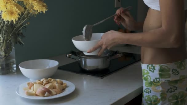 Closeup Vrouw Zet Hete Pap Van Kookpot Witte Kommen Keuken — Stockvideo