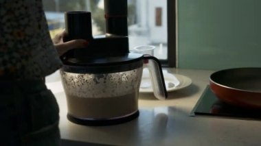 arka görünümü kadın gıda fabrikası süt ile çalışma anlamına gelir ve mutfak masasında pan yakınındaki pul