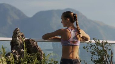 arka panorama kadın at kuyruklu örgü top ile dağlık manzara seyreder ve çatı terası bırakır