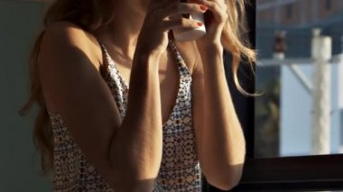 portre genç sarışın kadınla gevşek saç içecekler lezzetli sabah kahve mutfak açık pencerede tarafından akan