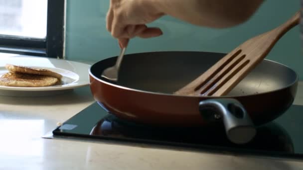 Baksidan Visa Flicka Händer Lägga Heta Läckra Pannkakor Med Gaffel — Stockvideo