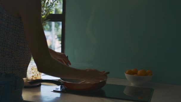 Visão Traseira Jovem Mulher Controla Panquecas Fritas Panela Quente Perto — Vídeo de Stock