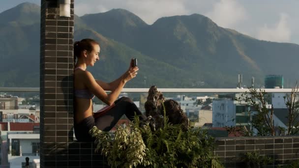 Šťastná Dáma Dělá Selfie Smartphone Posezení Střešní Terase Bariéru Proti — Stock video