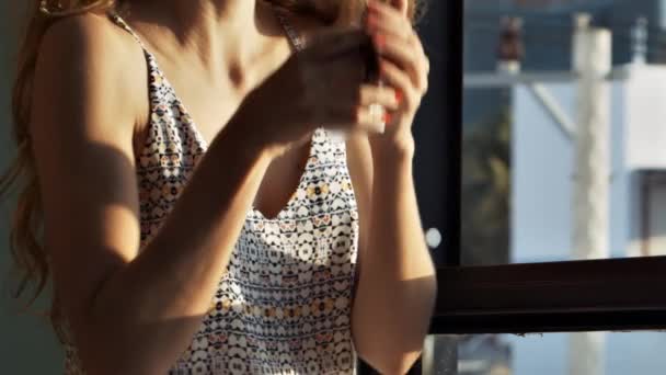Işık Gömlek Closeup Genç Ince Kadın Mutfakta Bir Rüzgar Esiyor — Stok video
