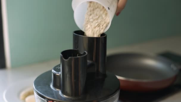 Tatlı Kadın Siyah Kap Mutfak Ile Mutfak Robotu Içine Kuru — Stok video