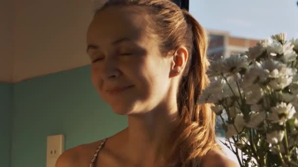 Zbliżenie Piękna Dziewczyna Długie Blond Kitka Stoi Pobliżu Kwiaty Przed — Wideo stockowe