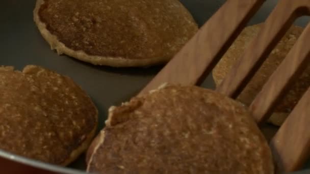 Makro Holzspachtel Und Stahlgabel Umdrehen Köstliche Goldene Runde Weiche Haferpfannkuchen — Stockvideo