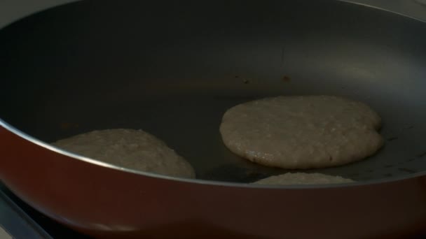 Macro Mano Versa Pasta Frittella Liquida Porzione Successiva Con Mestolo — Video Stock