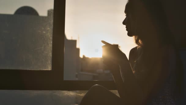 Tatlı Kadın Siluet Pencereye Oturur Parlak Gündoğumu Sabah Karşı Aromatik — Stok video
